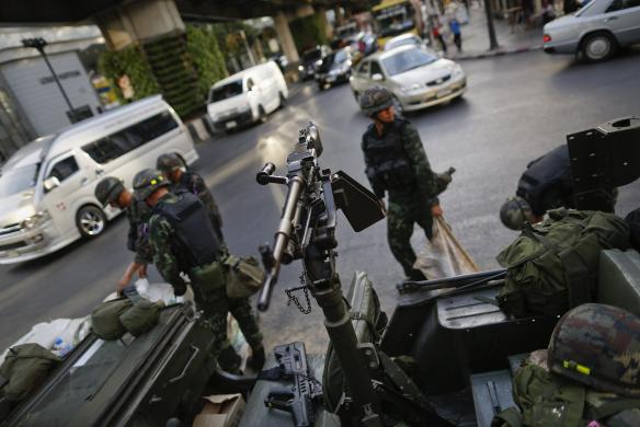 Bangkok trong ngày đầu thiết quân luật ảnh 2